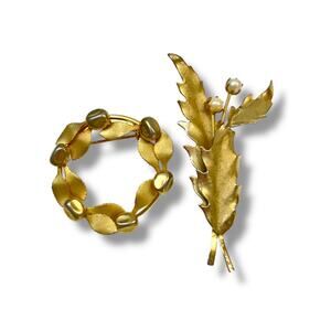 Lot of 2 Vintage Goldtone Brooch Pin Wreath Feather 1.5" and 2.75"